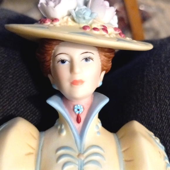 Avon Mrs Albee Figurine, Rare  with Mini - Picture 5 of 6